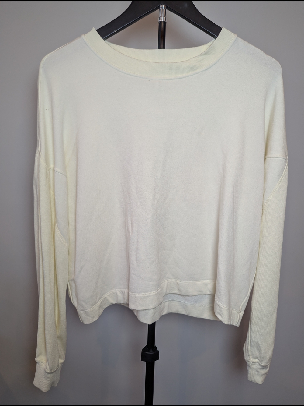Lululemon Women's Size 6 Softstreme Cream Ribbed  Sleeve Crew Neck Sweatshirt